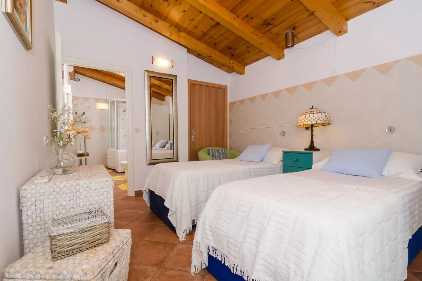 Villa Gemma - Four Bedroom Villa with Terrace and Swimming Pool-Slaapkamer