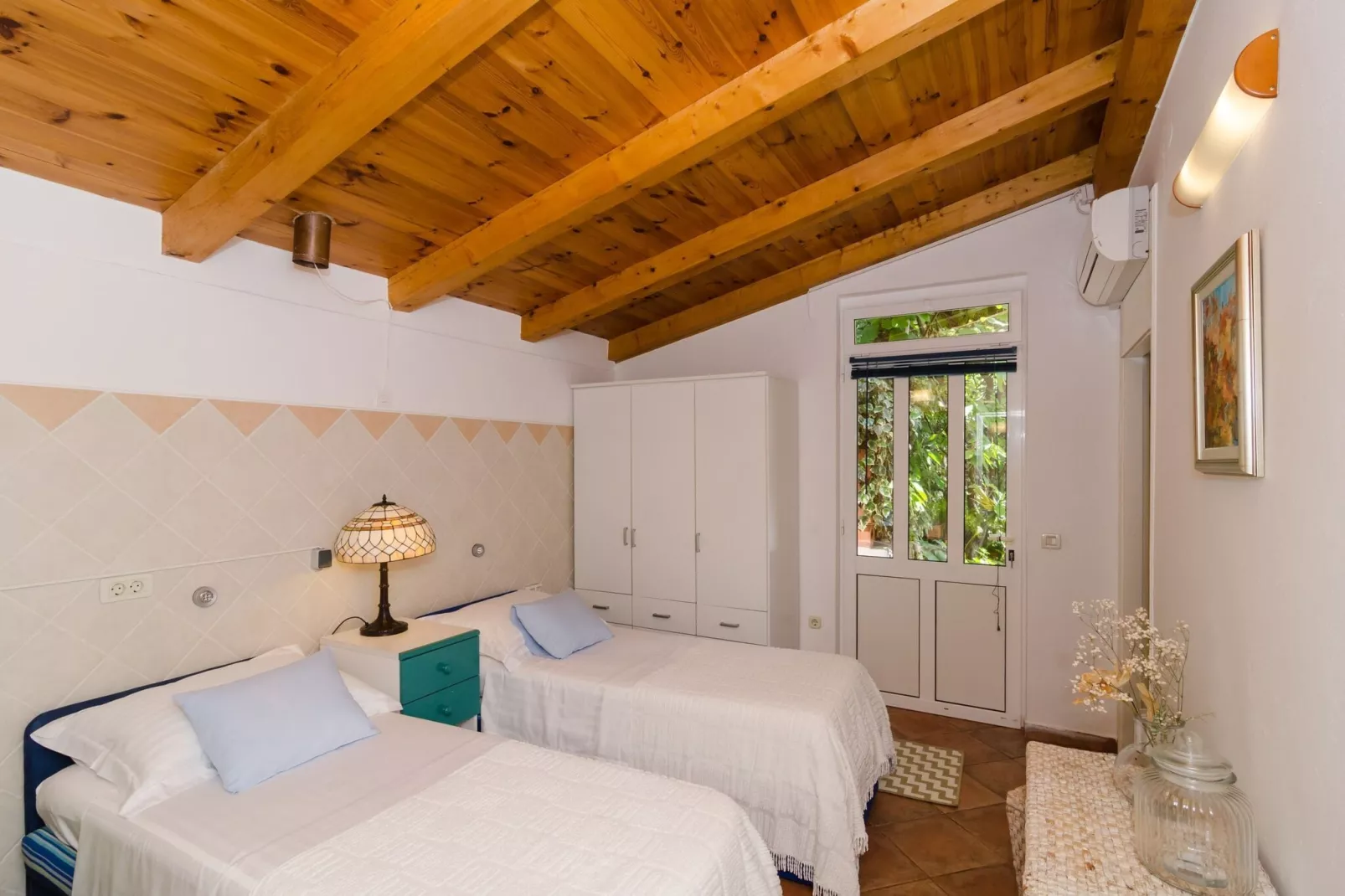 Villa Gemma - Four Bedroom Villa with Terrace and Swimming Pool-Slaapkamer