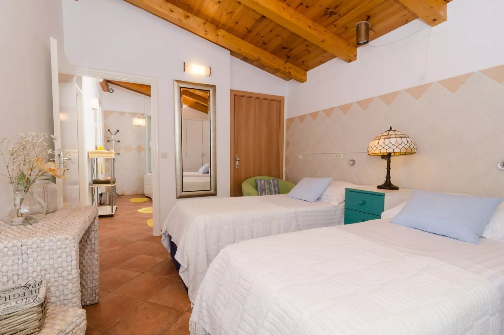 Villa Gemma - Four Bedroom Villa with Terrace and Swimming Pool-Slaapkamer