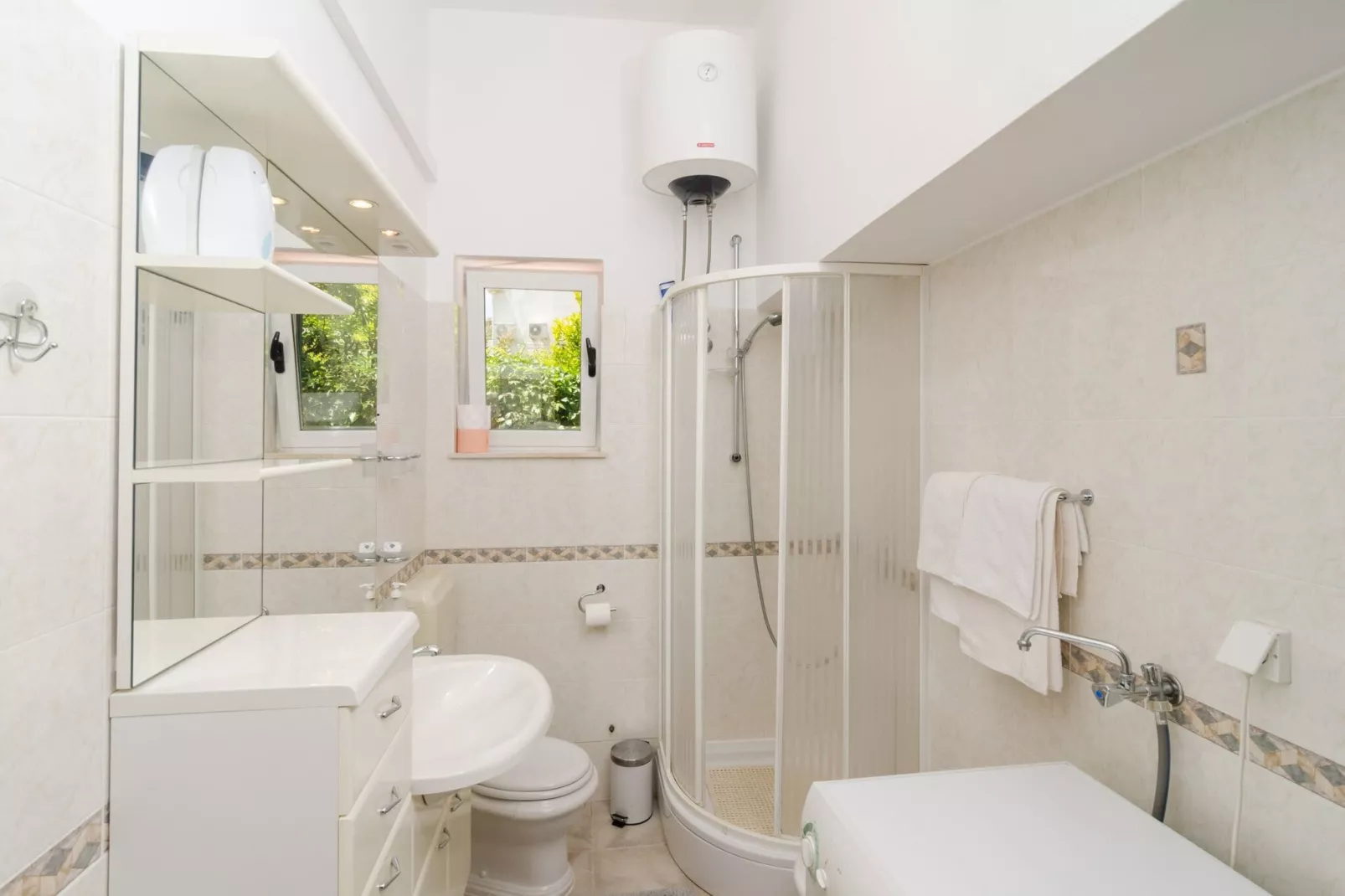 Villa Gemma - Four Bedroom Villa with Terrace and Swimming Pool-Badkamer