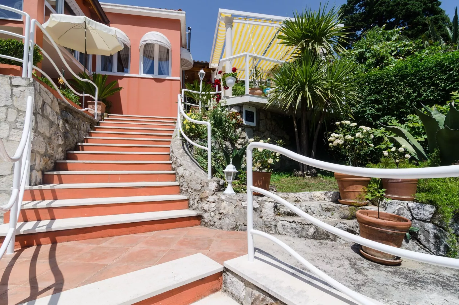 Villa Gemma - Four Bedroom Villa with Terrace and Swimming Pool-Buitenlucht
