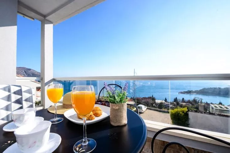 Apartments Villa Capitano - Two Bedroom Apartment with Balcony and Sea View (ŽUTI)