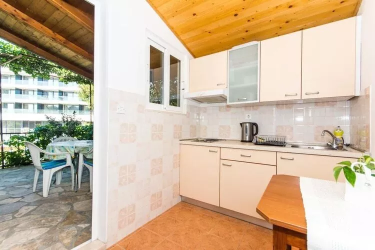Apartments & Rooms Jokovic-Comfort Studio Apartment with Terrace and Partial Sea View (SOBA 1)-Keuken