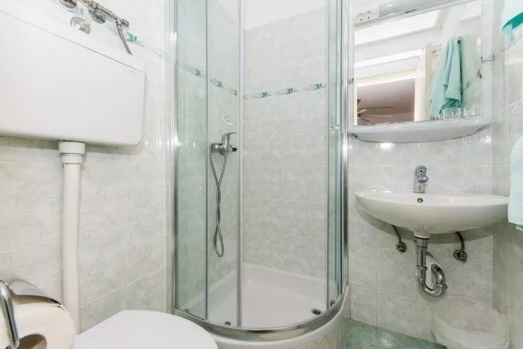 Apartments & Rooms Jokovic-Comfort Studio Apartment with Terrace and Partial Sea View (SOBA 1)-Badkamer
