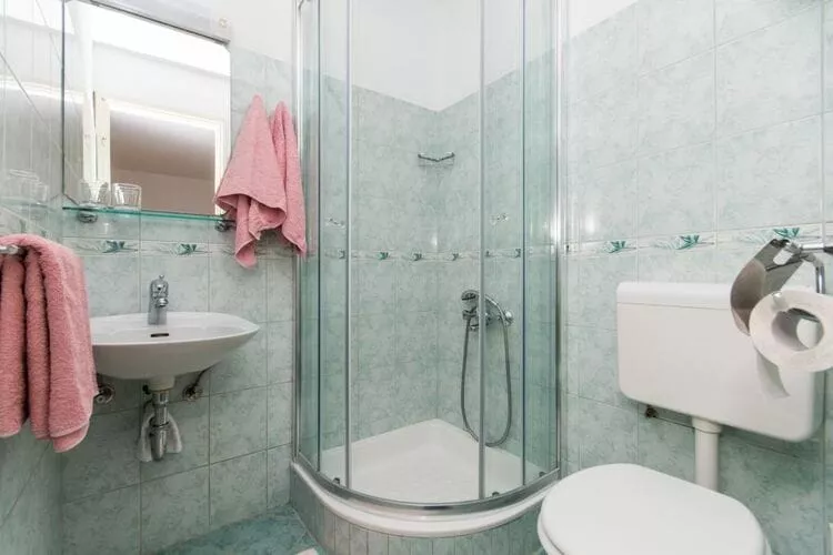 Apartments & Rooms Jokovic-Standard Studio Apartment with Terrace and Partial Sea View (SOBA 2)-Badkamer
