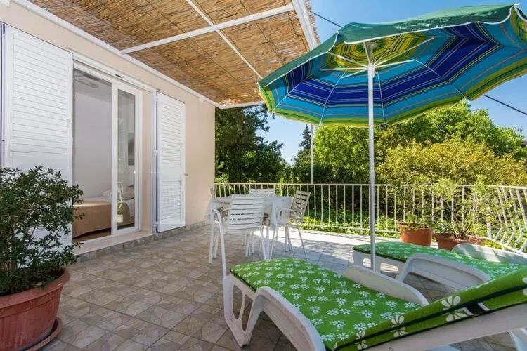 Apartments & Rooms Jokovic- Deluxe Double Room with Terrace and Partial Sea View (SOBA 3)-Buitenlucht