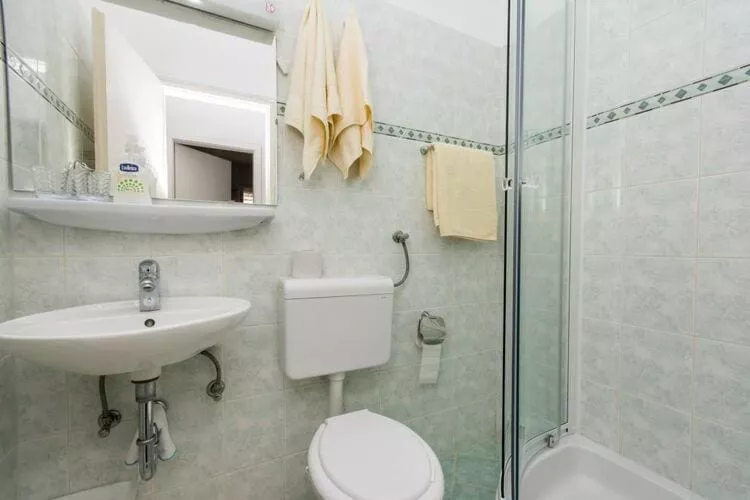 Apartments & Rooms Jokovic-Double Room with Terrace and Partial Sea View (SOBA 4)-Badkamer