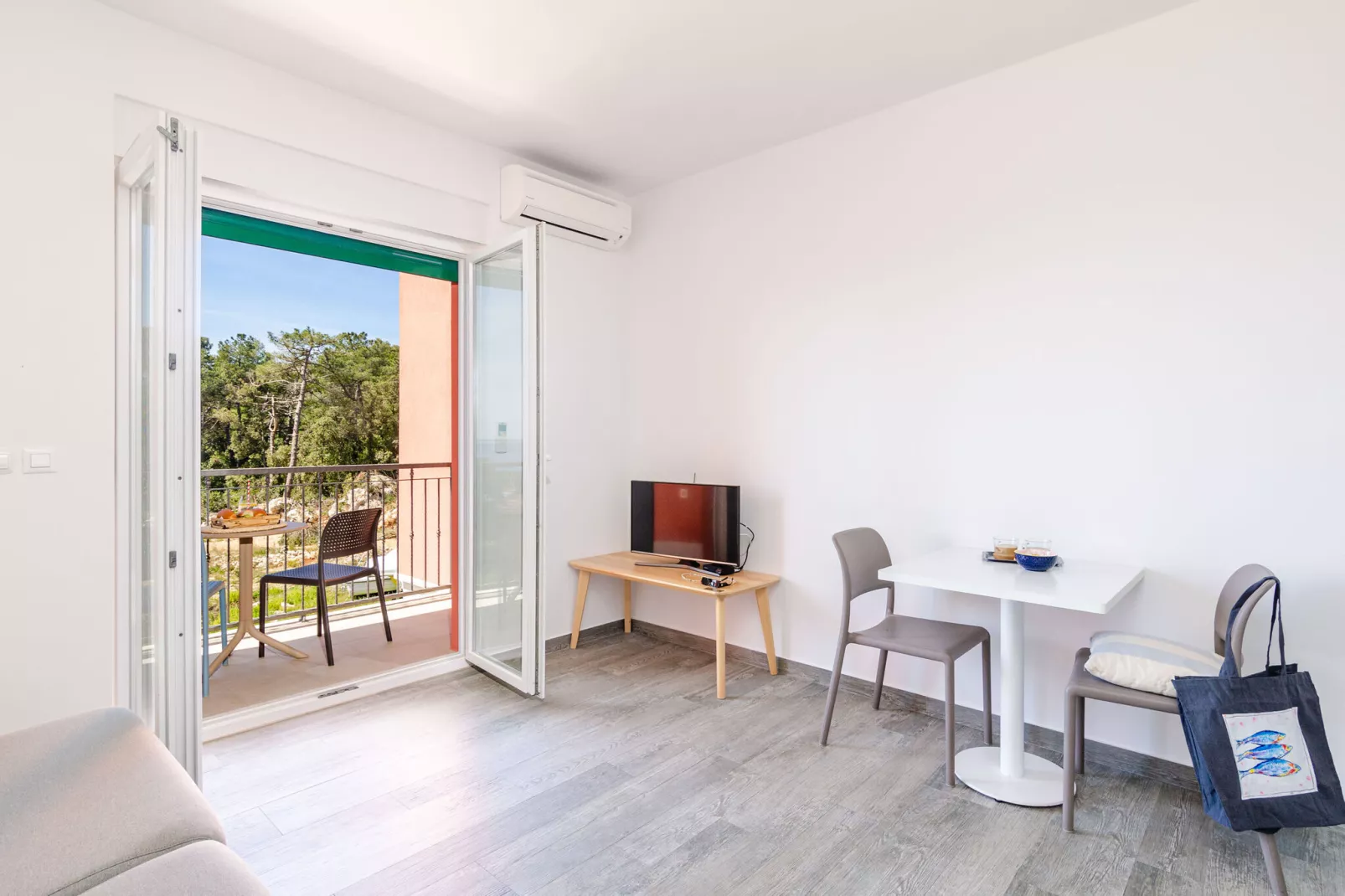 Apartments Villa Lukas - ''No.4'' One-Bedroom Apartment with Balcony and Sea View-Eetkamer