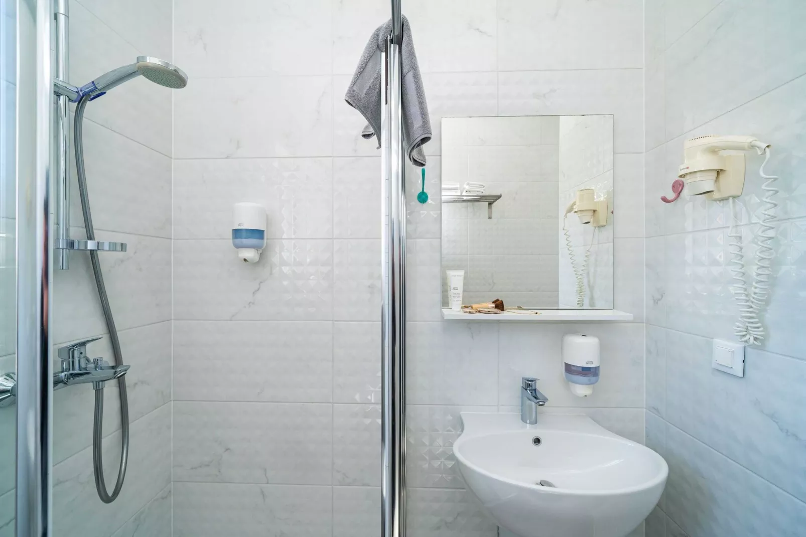 Apartments Villa Lukas - ''No.11'' Gallery Studio Apartment with Balcony and Sea View-Badkamer