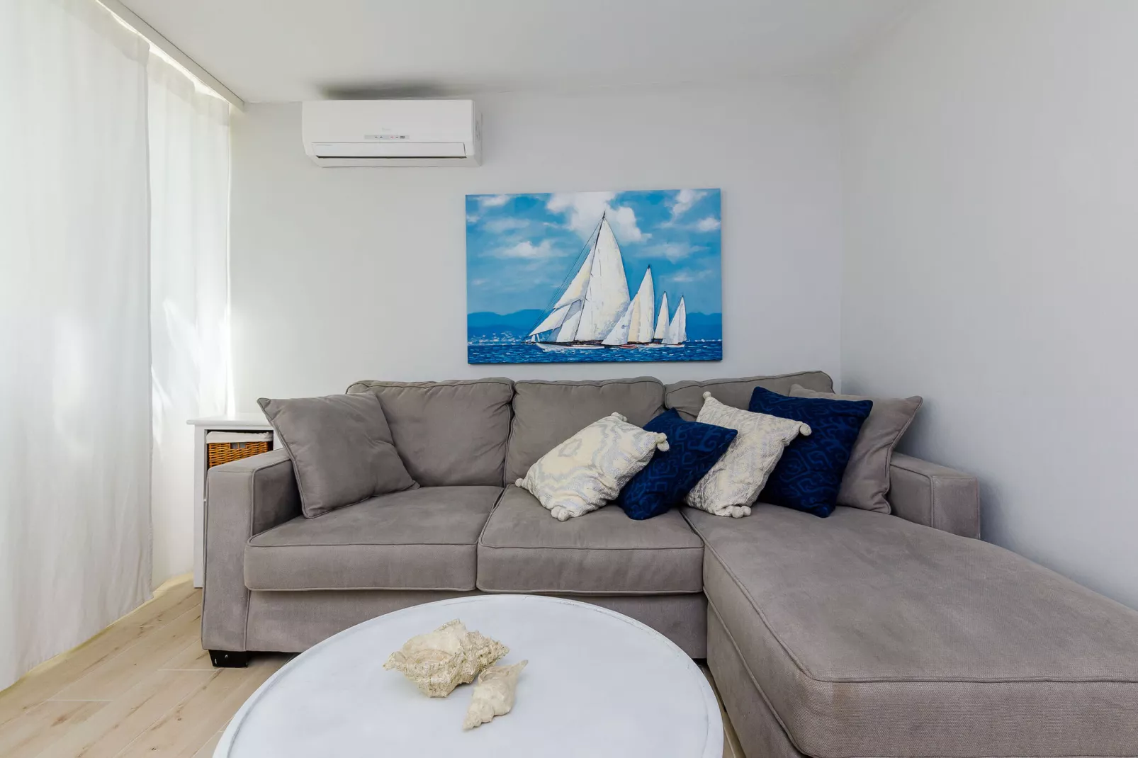 Apartment Kate - Two Bedroom Apartment with Sea View-Woonkamer