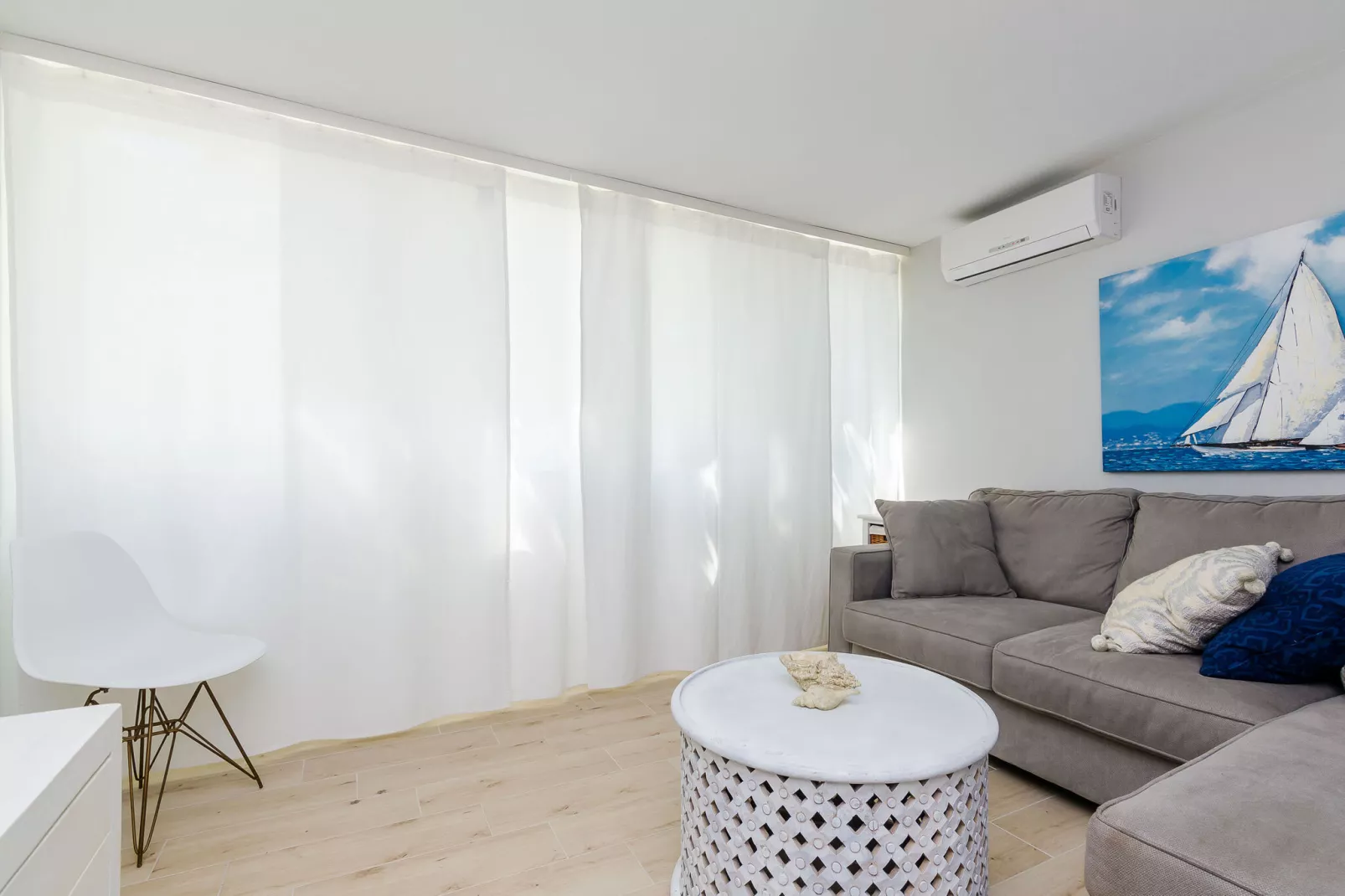 Apartment Kate - Two Bedroom Apartment with Sea View-Woonkamer