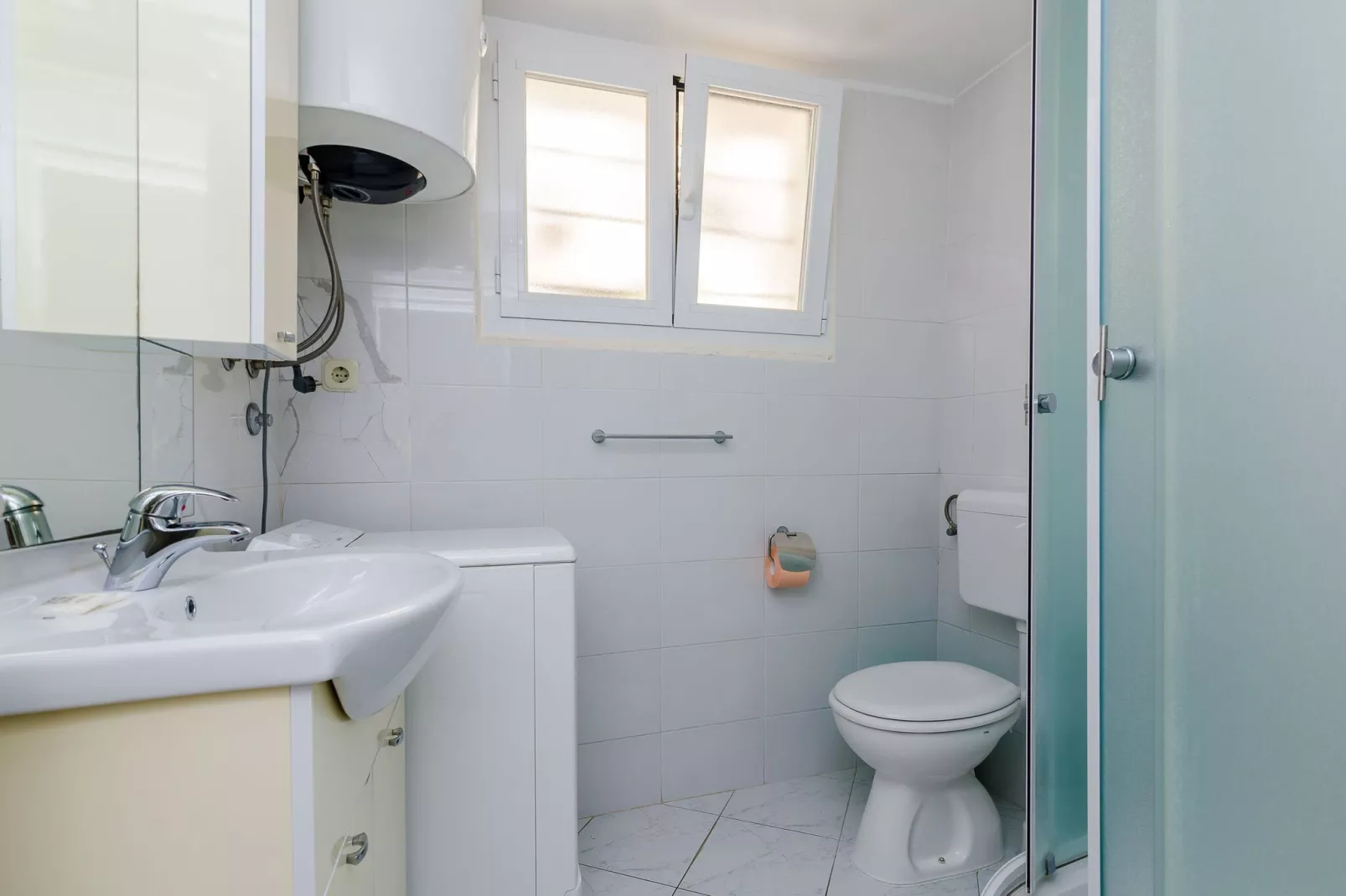 Apartment Kate - Two Bedroom Apartment with Sea View-Badkamer