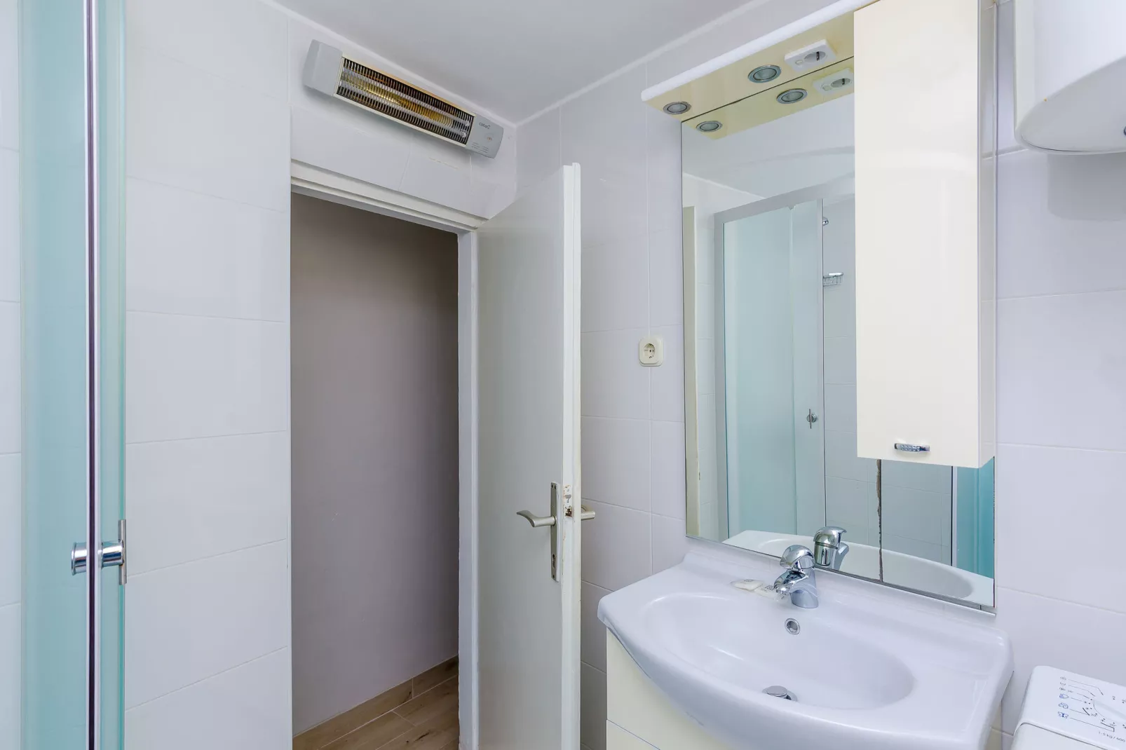 Apartment Kate - Two Bedroom Apartment with Sea View-Badkamer