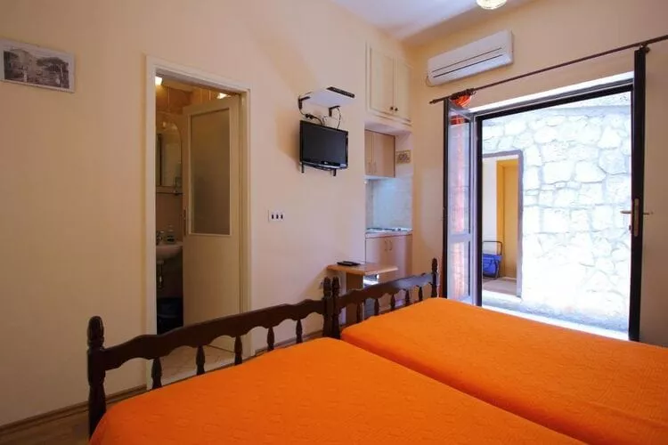 Apartments Magda- Backside Studio Apartment (Apartment 4)-Woonkamer