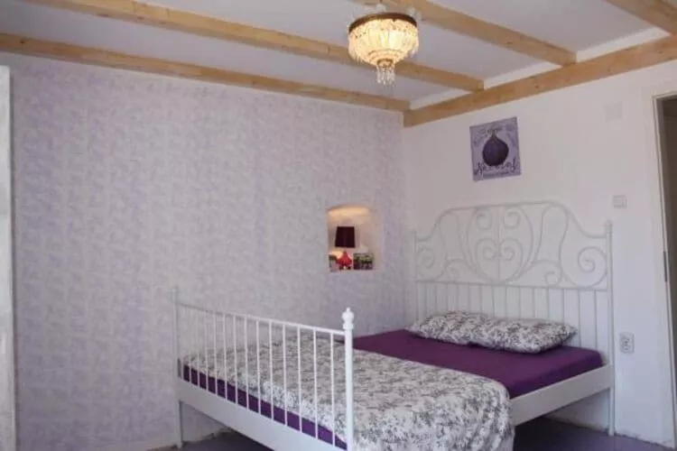 Guest House Gugily- Triple Room with Shared Bathroom and City View (3)-Slaapkamer