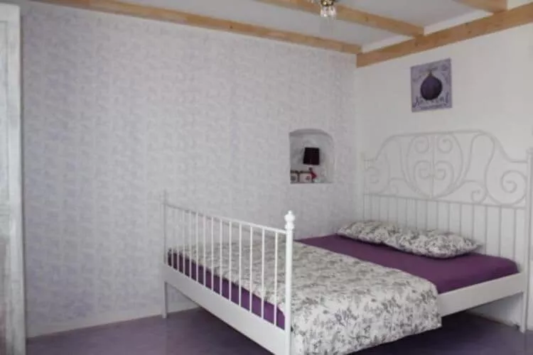 Guest House Gugily- Triple Room with Shared Bathroom and City View (3)-Slaapkamer