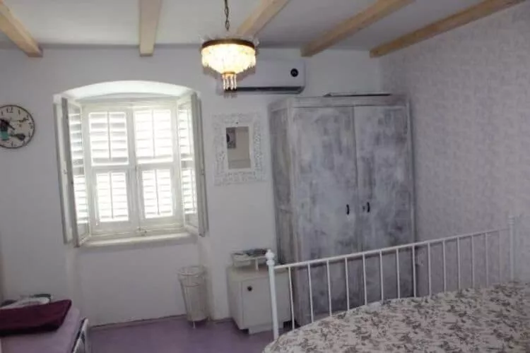 Guest House Gugily- Triple Room with Shared Bathroom and City View (3)-Slaapkamer