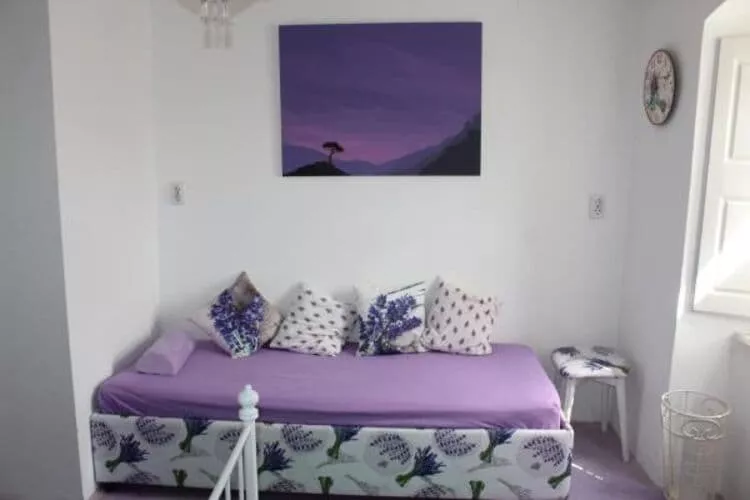 Guest House Gugily- Triple Room with Shared Bathroom and City View (3)-Slaapkamer