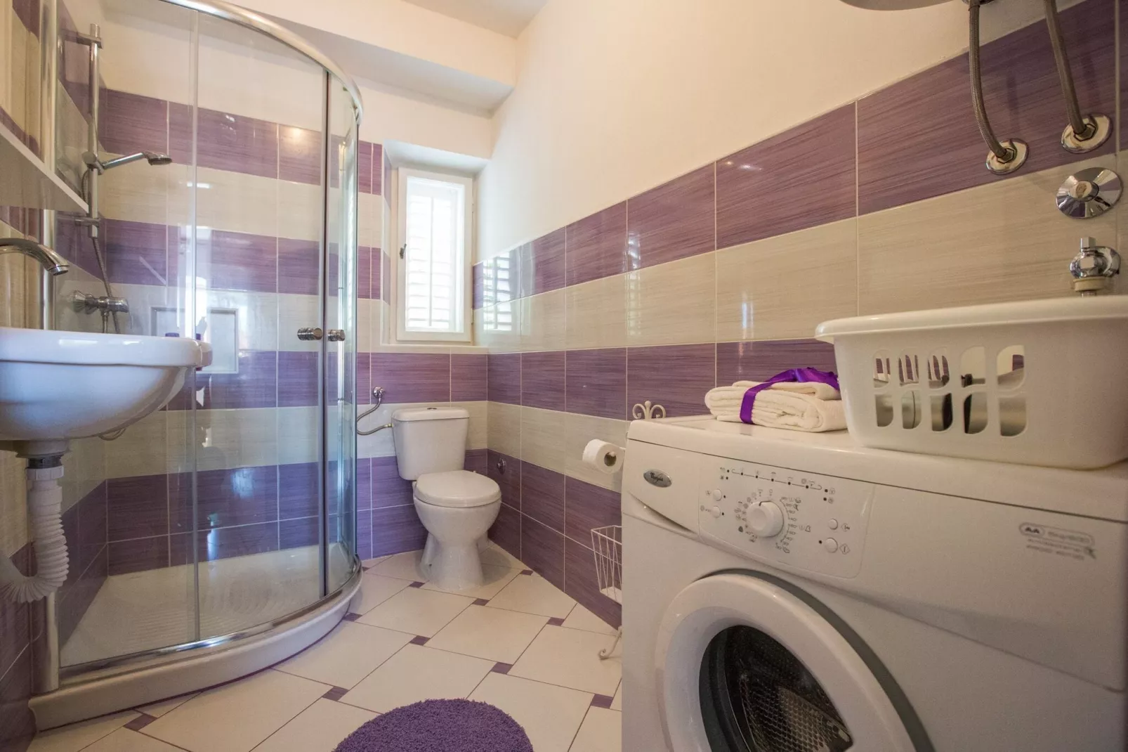 Guest House Gugily- Triple Room with Shared Bathroom and City View (3)-Badkamer