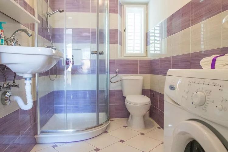 Guest House Gugily- Triple Room with Shared Bathroom and City View (3)-Badkamer