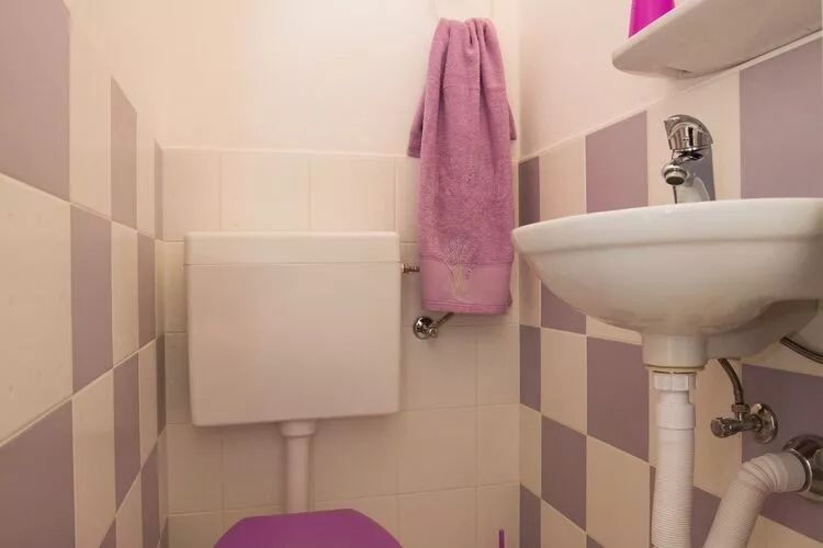 Guest House Gugily- Triple Room with Shared Bathroom and City View (3)-Badkamer
