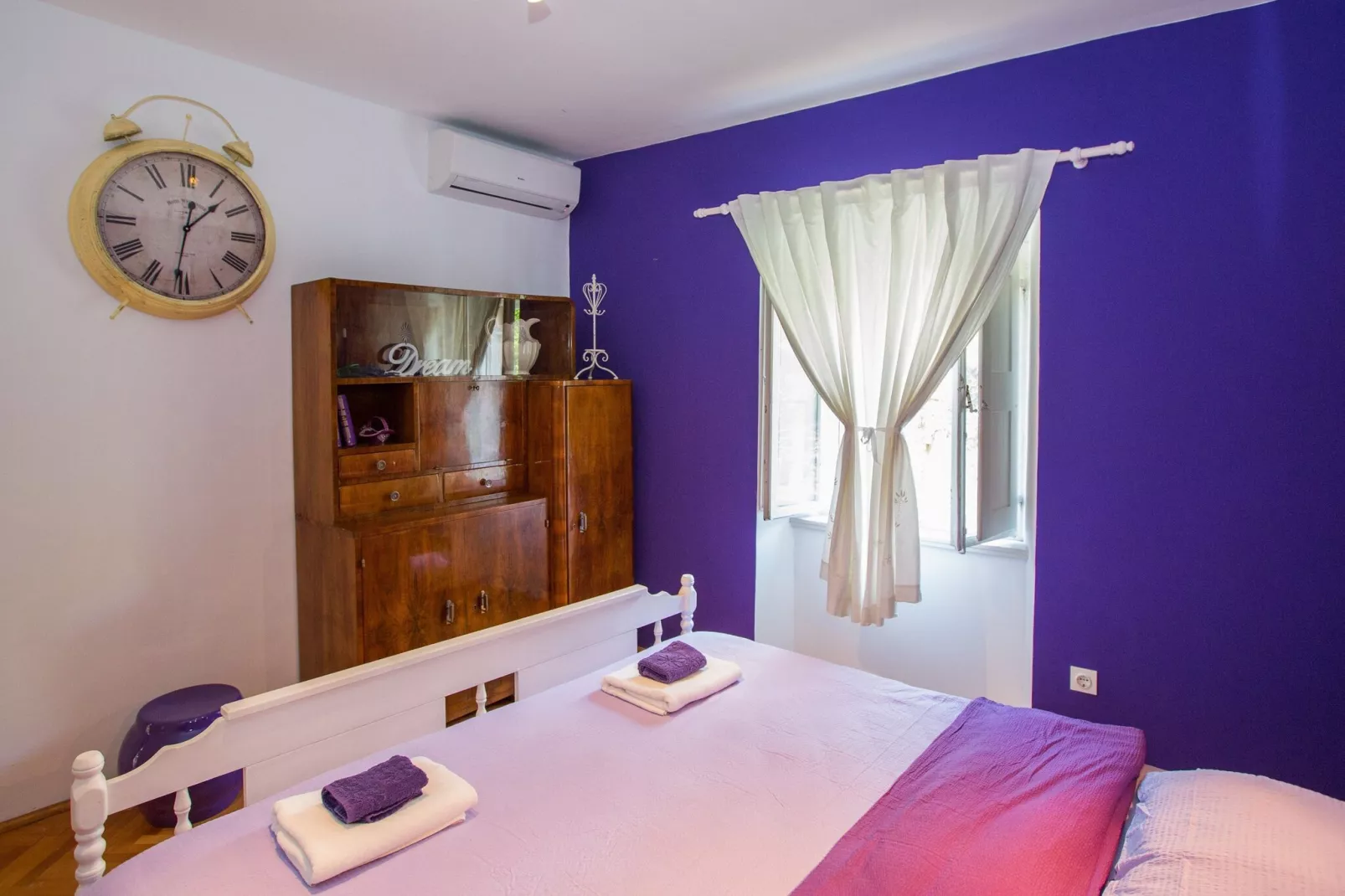 Guest House Gugily- Double Room with Shared Bathroom (2)-Slaapkamer