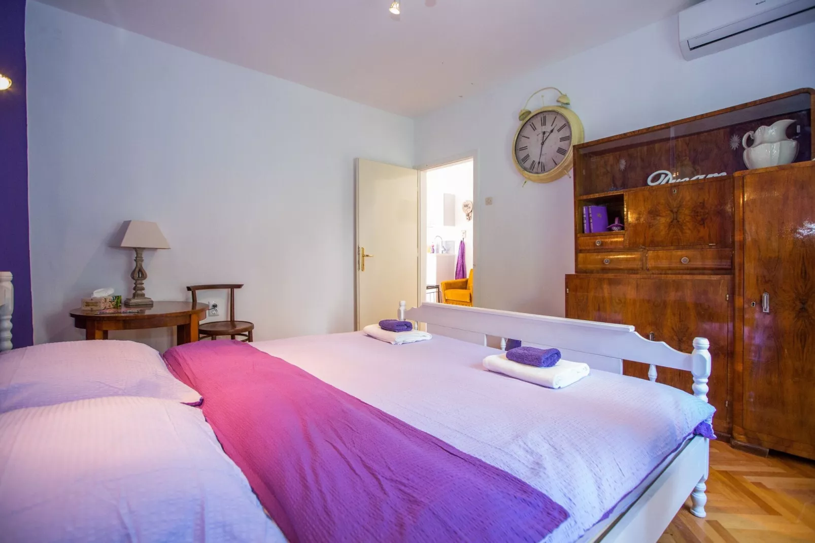 Guest House Gugily- Double Room with Shared Bathroom (2)-Slaapkamer