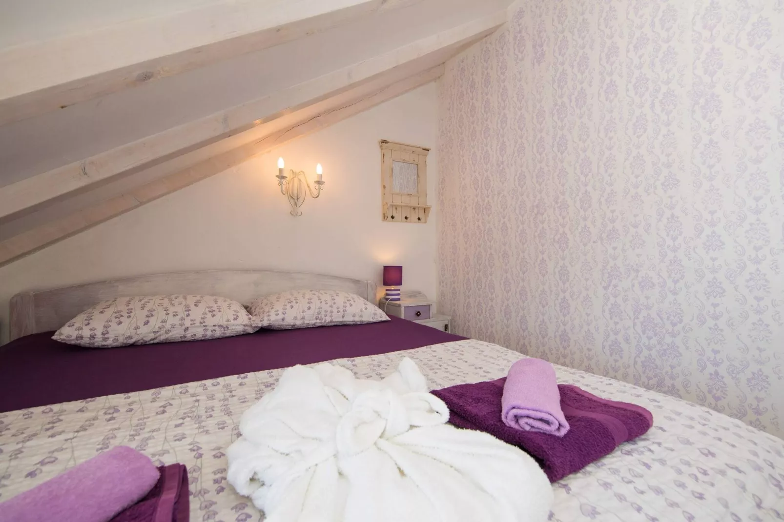 Guest House Gugily - Three Bedroom Apartment with City and Sea View-Slaapkamer