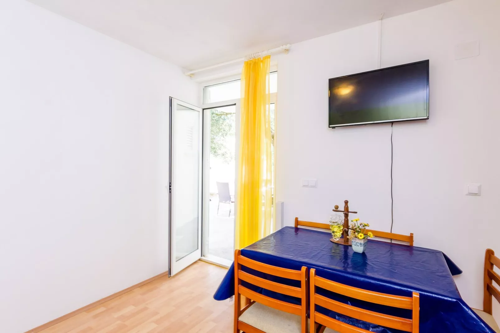Apartments Glavor - One Bedroom Apartment with Terrace and Sea View (A1)-Eetkamer