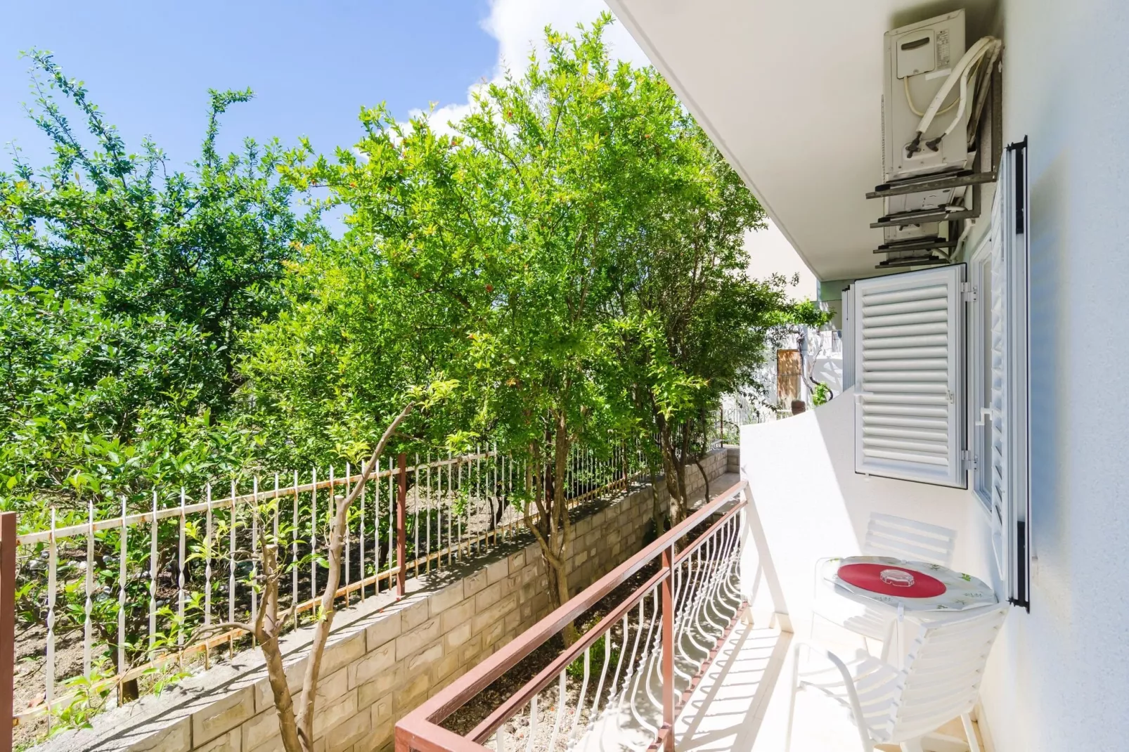 Apartments & Rooms Barišić - Standard Studio Apartment with Balcony and Garden View (G1-6)-Terrasbalkon