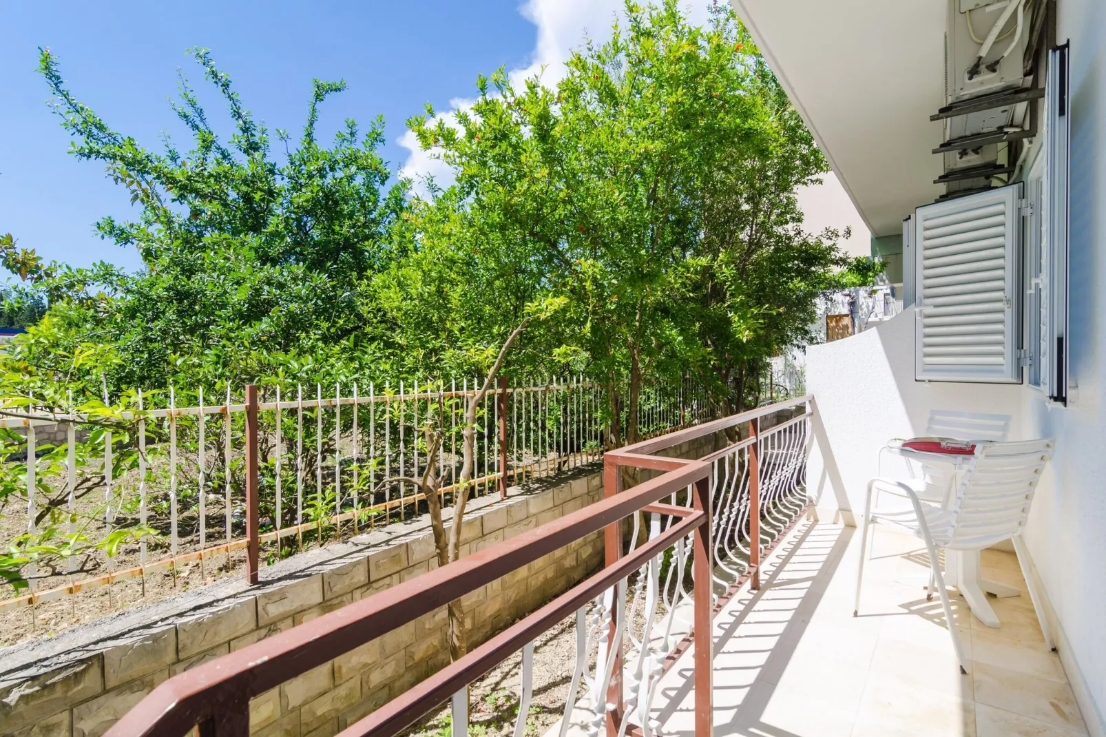 Apartments & Rooms Barišić - Standard Studio Apartment with Balcony and Garden View (G1-6)-Terrasbalkon