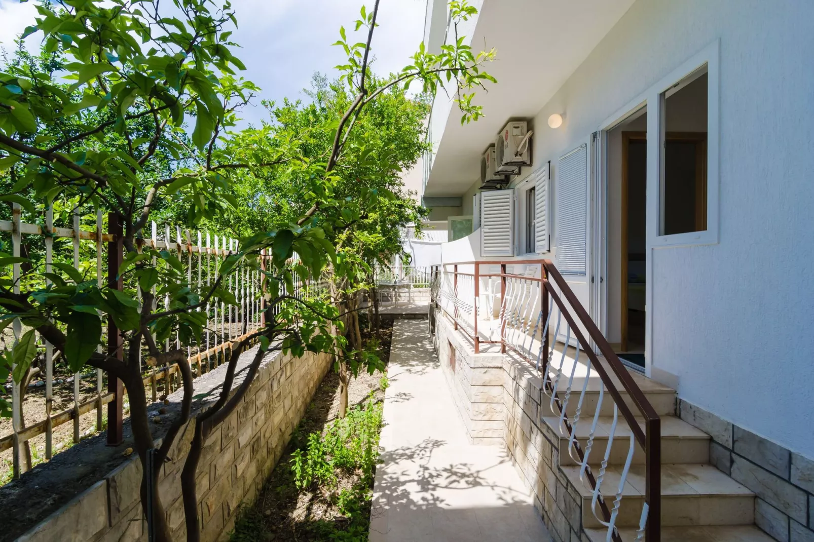 Apartments & Rooms Barišić - Standard Studio Apartment with Balcony and Garden View (G1-6)-Buitenlucht