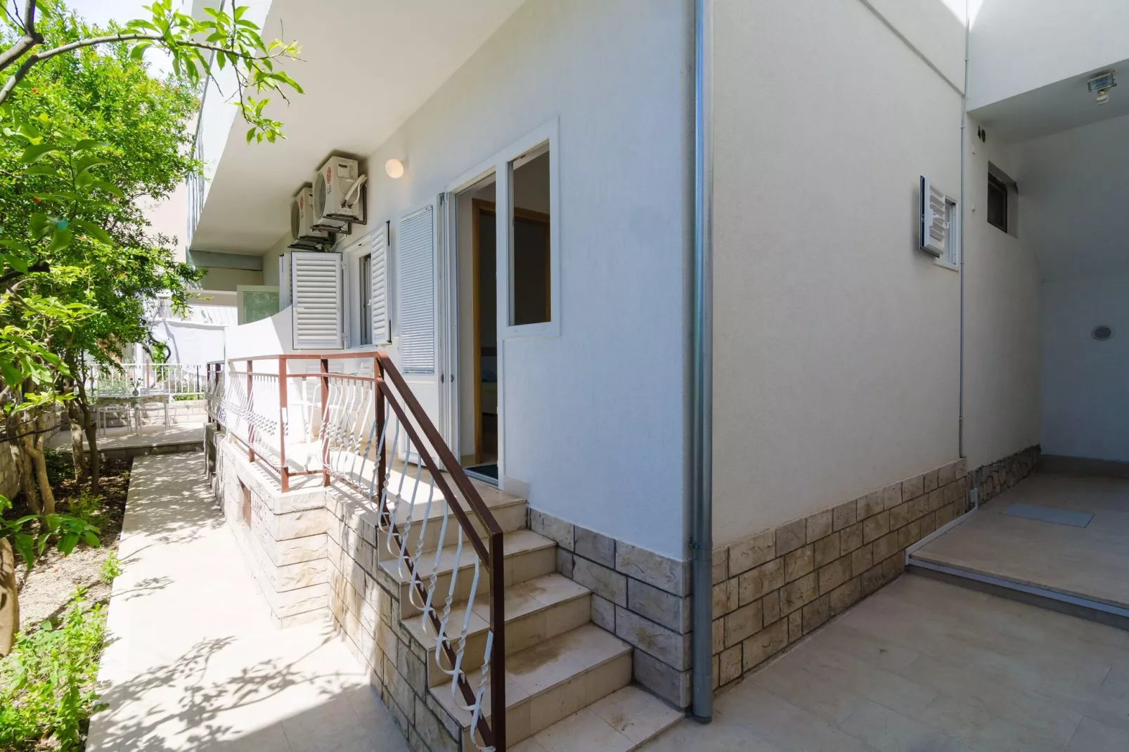 Apartments & Rooms Barišić - Standard Studio Apartment with Balcony and Garden View (G1-6)-Buitenlucht