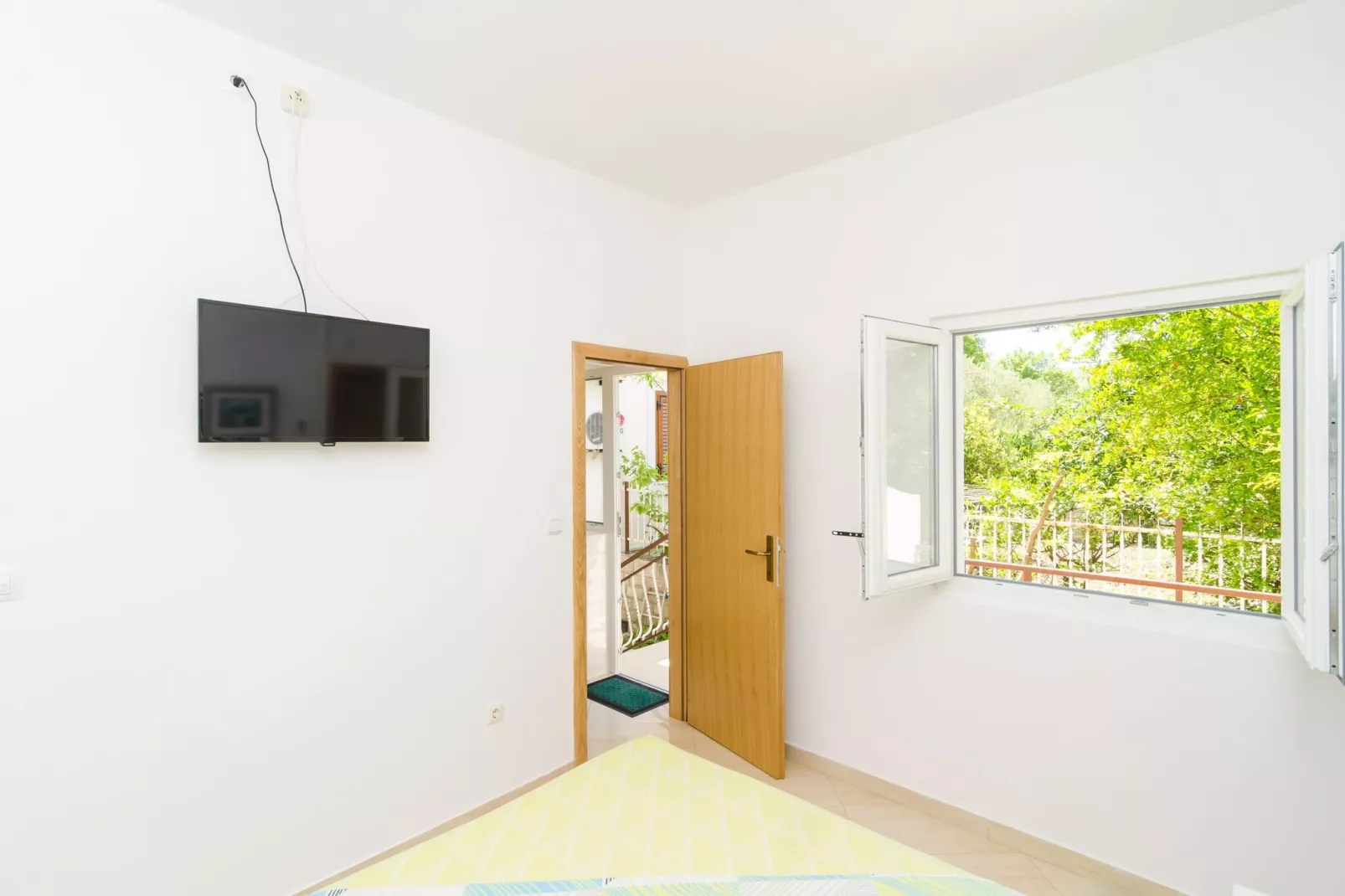 Apartments & Rooms Barišić - Standard Studio Apartment with Balcony and Garden View (G1-6)-Binnen