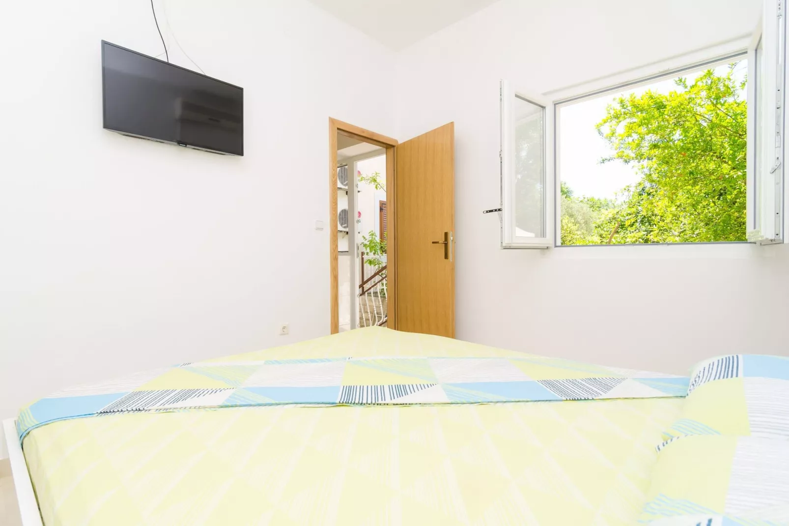 Apartments & Rooms Barišić - Standard Studio Apartment with Balcony and Garden View (G1-6)-Binnen