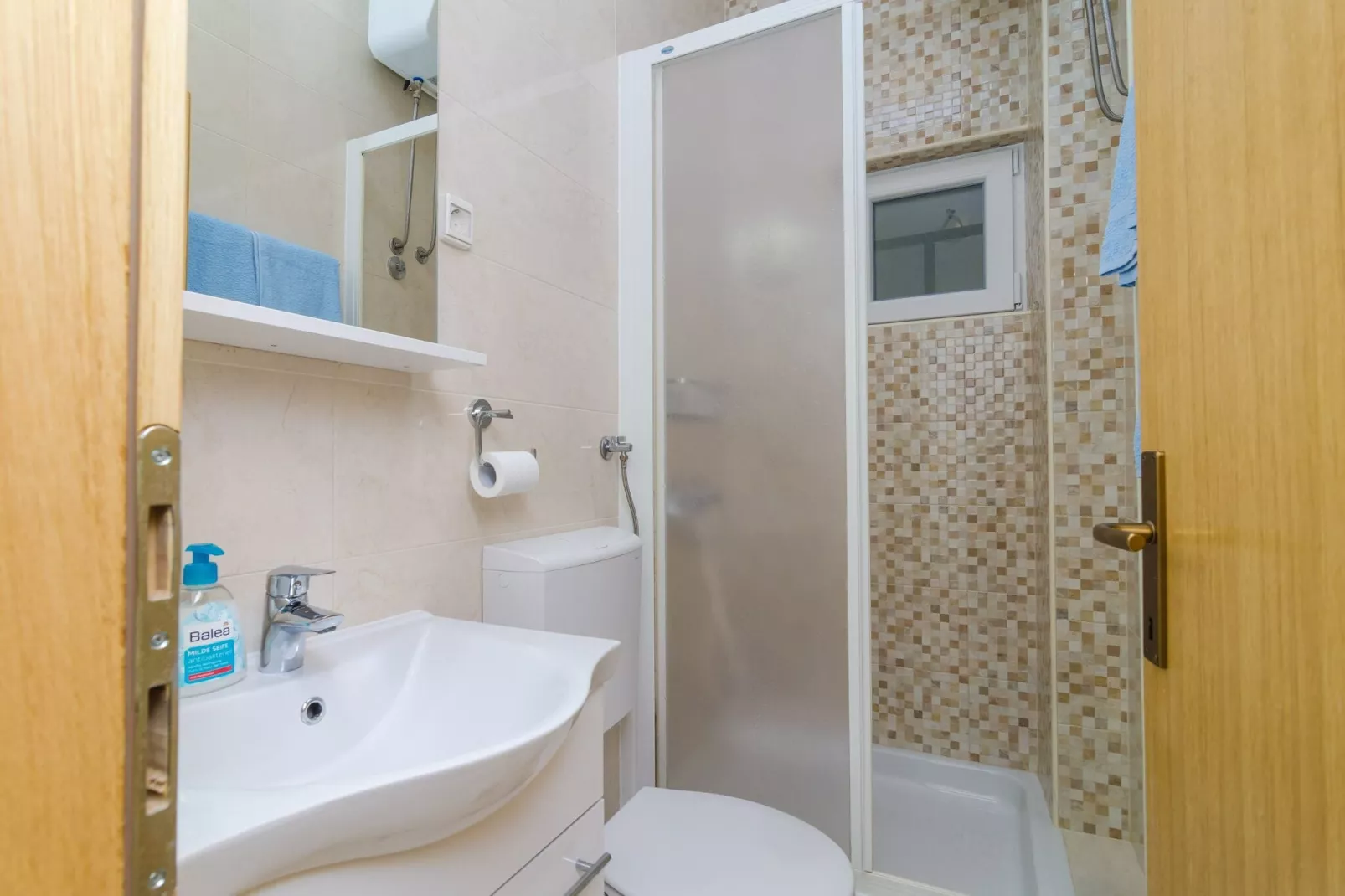Apartments & Rooms Barišić - Superior Studio Apartment with Balcony and Garden View (G2-7)-Badkamer