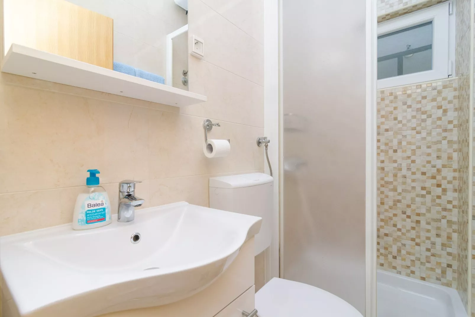 Apartments & Rooms Barišić - Superior Studio Apartment with Balcony and Garden View (G2-7)-Badkamer