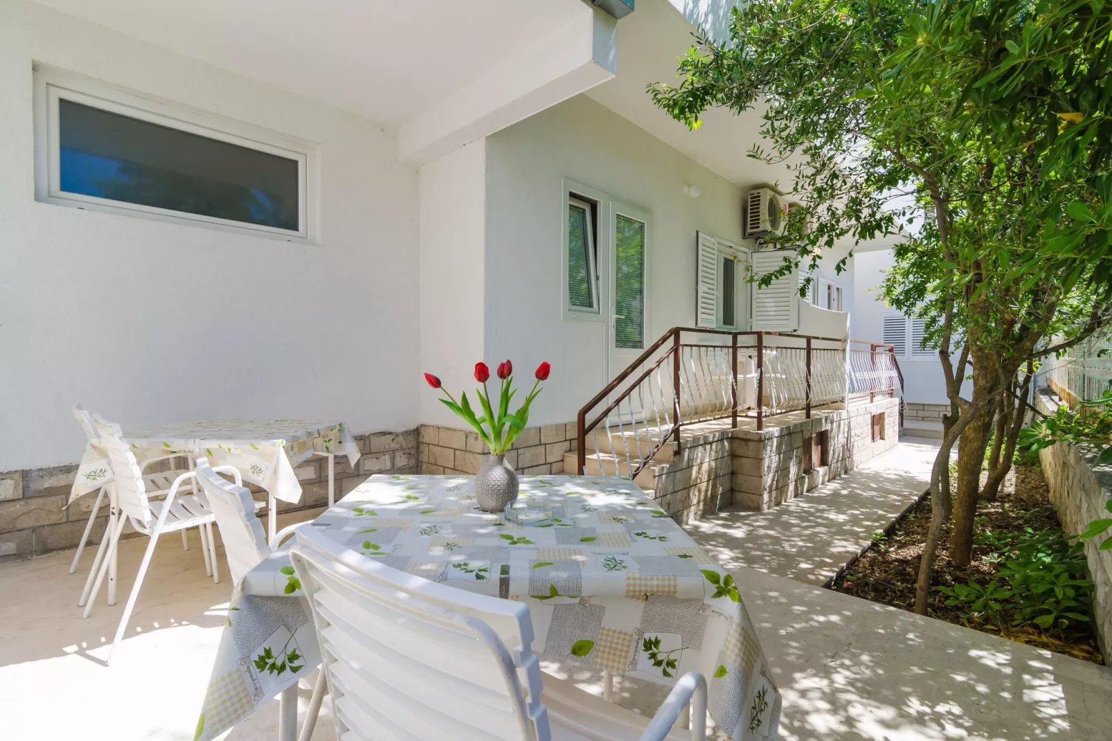 Apartments & Rooms Barišić - Superior Studio Apartment with Balcony and Garden View (G2-7)-Terrasbalkon