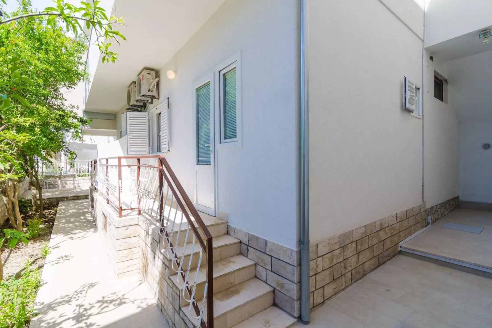 Apartments & Rooms Barišić - Superior Studio Apartment with Balcony and Garden View (G2-7)-Buitenlucht