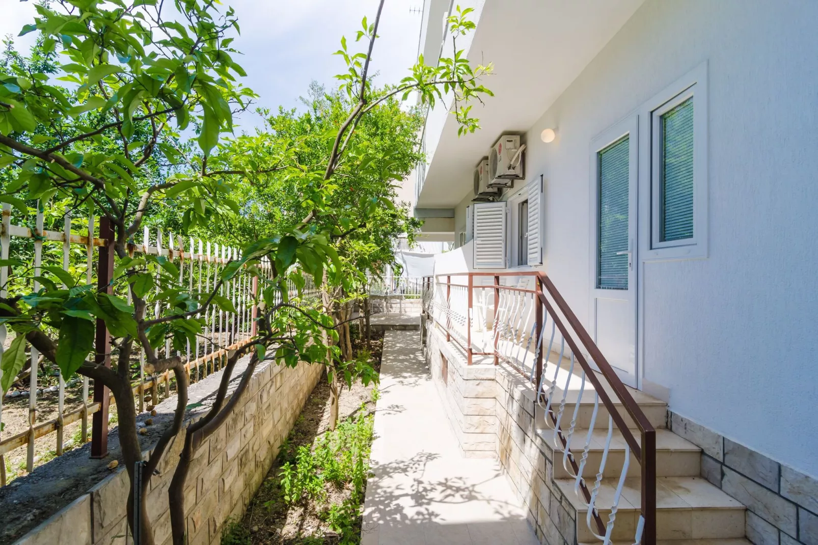 Apartments & Rooms Barišić - Superior Studio Apartment with Balcony and Garden View (G2-7)-Buitenlucht