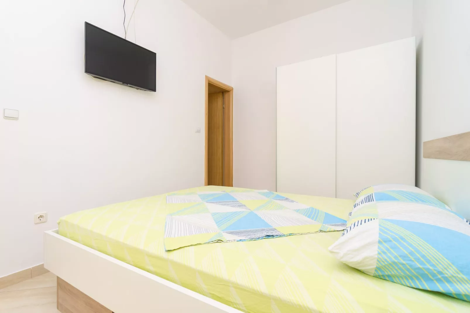 Apartments & Rooms Barišić - Superior Studio Apartment with Balcony and Garden View (G2-7)-Binnen