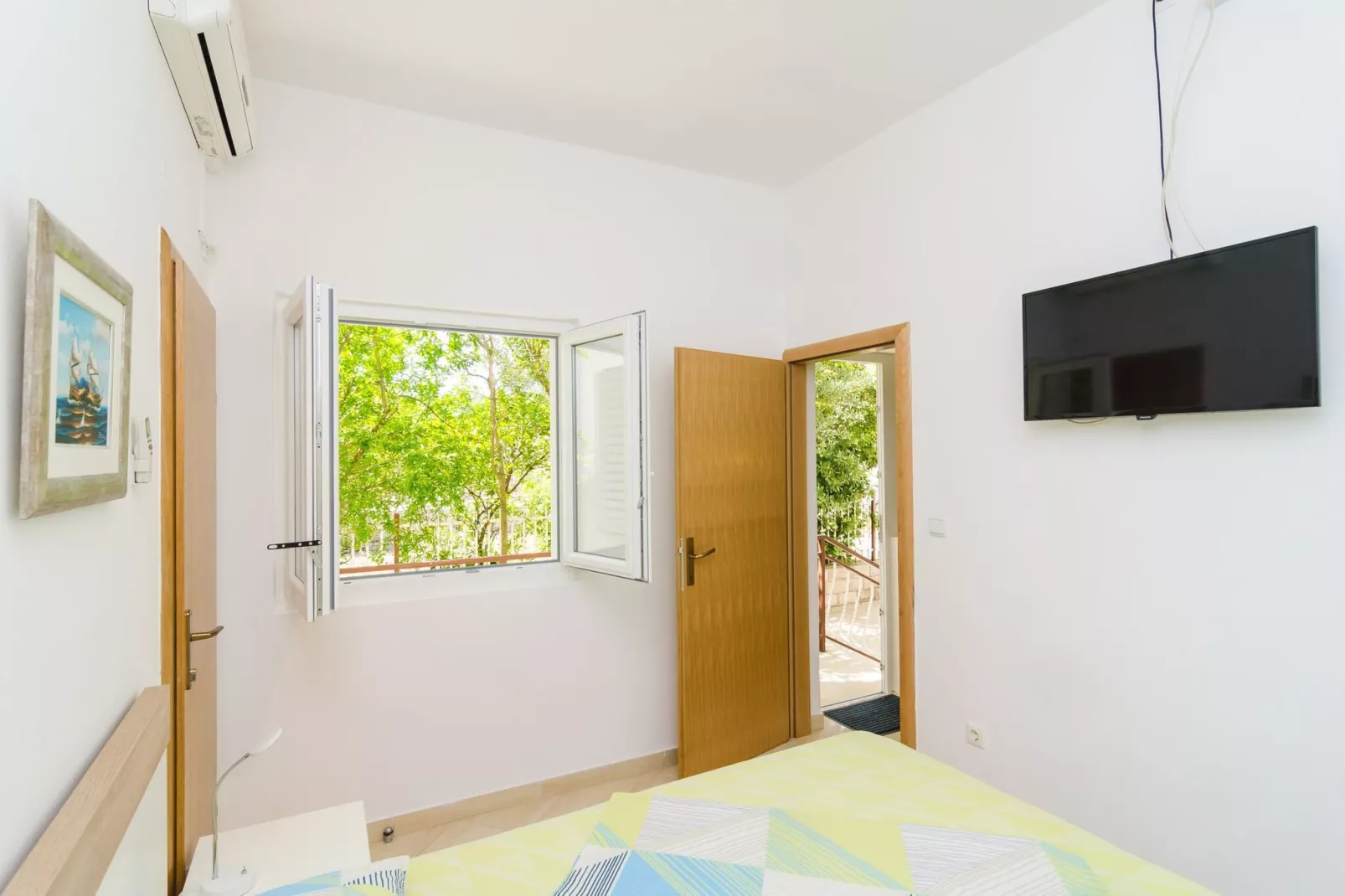 Apartments & Rooms Barišić - Superior Studio Apartment with Balcony and Garden View (G2-7)-Binnen