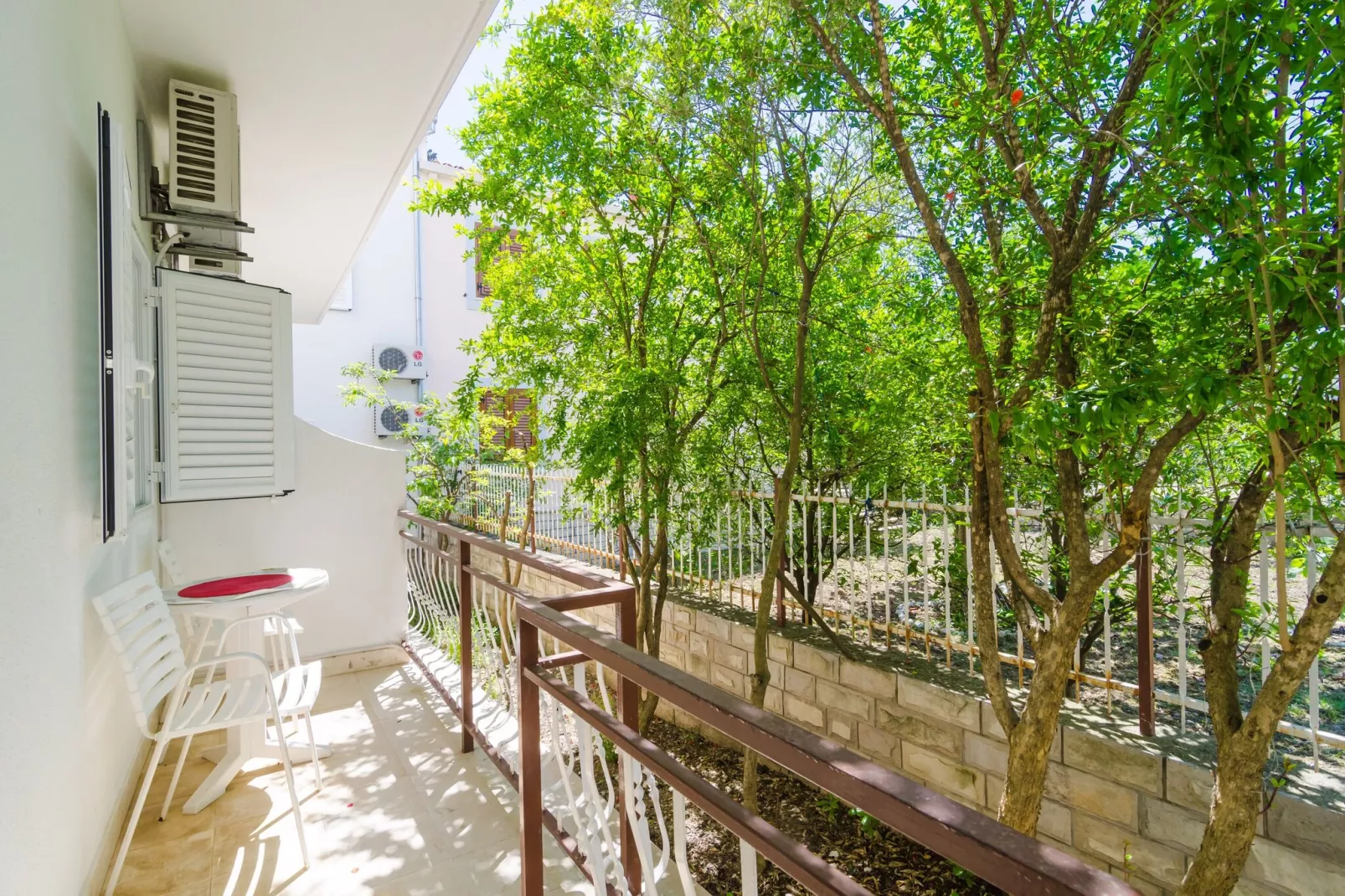 Apartments & Rooms Barišić - Superior Studio Apartment with Balcony and Garden View (G2-7)-Buitenlucht