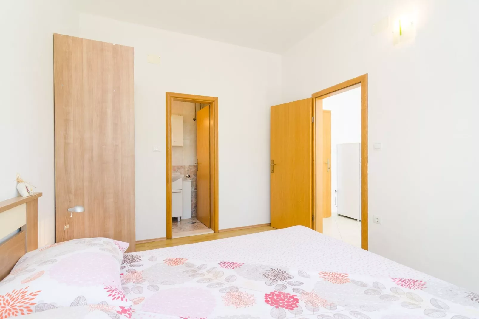 Apartments & Rooms Barišić - Studio Apartment with Balcony and Garden View (First Floor)-APT 9-Binnen
