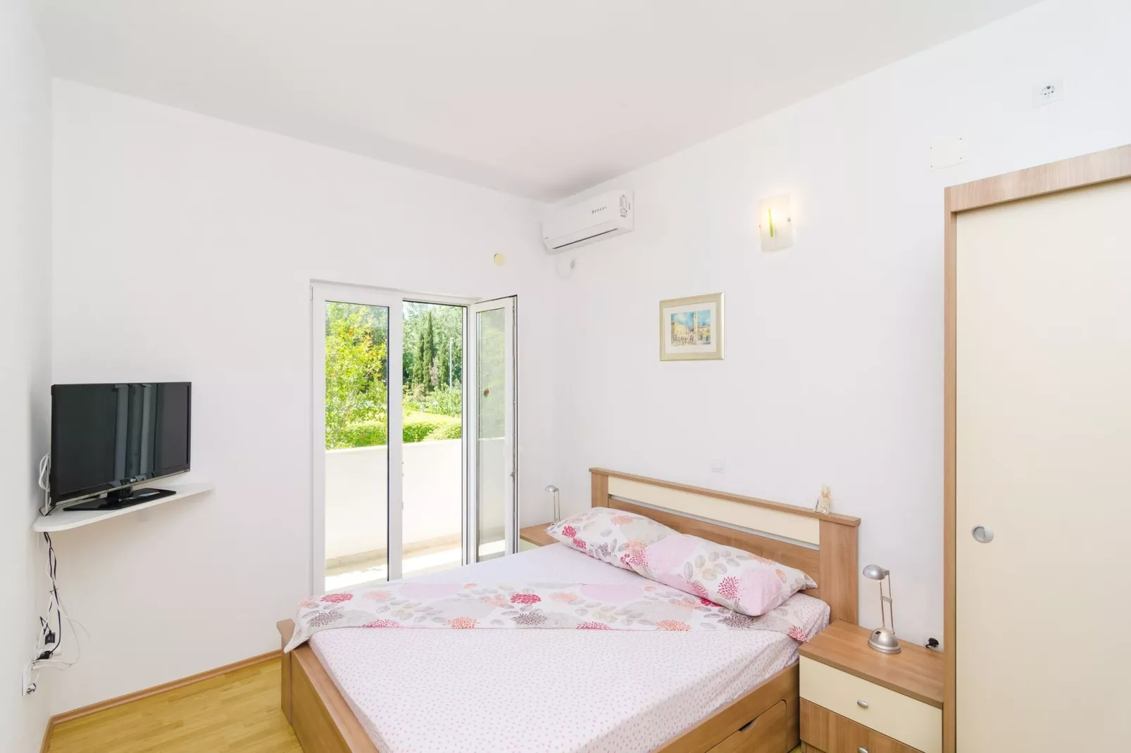 Apartments & Rooms Barišić - Studio Apartment with Balcony and Garden View (First Floor)-APT 9-Binnen