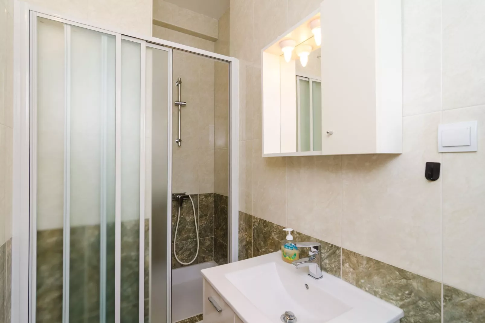 Apartments & Rooms Barišić - Studio Apartment with Balcony and City View (First Floor)-APT 10-Badkamer