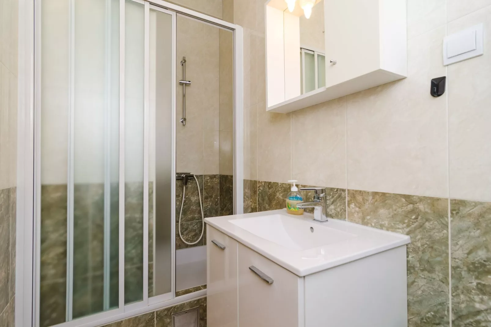 Apartments & Rooms Barišić - Studio Apartment with Balcony and City View (First Floor)-APT 10-Badkamer
