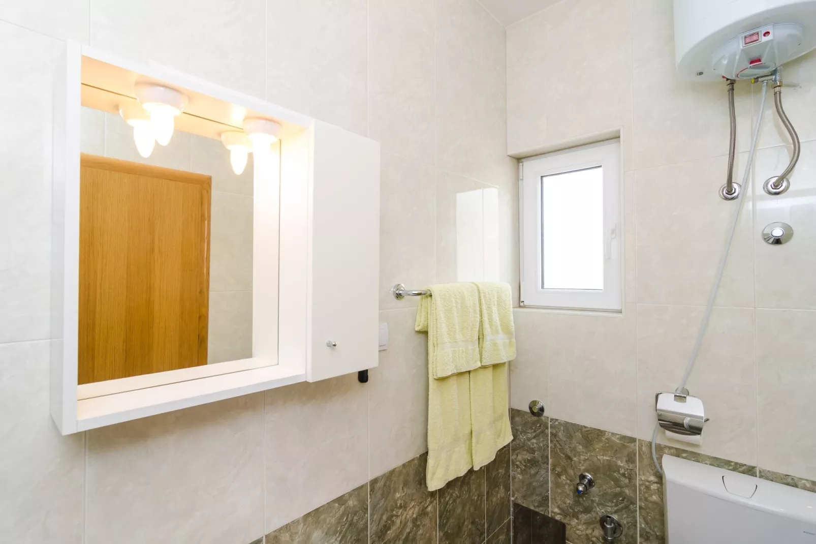Apartments & Rooms Barišić - Studio Apartment with Balcony and City View (First Floor)-APT 10-Badkamer