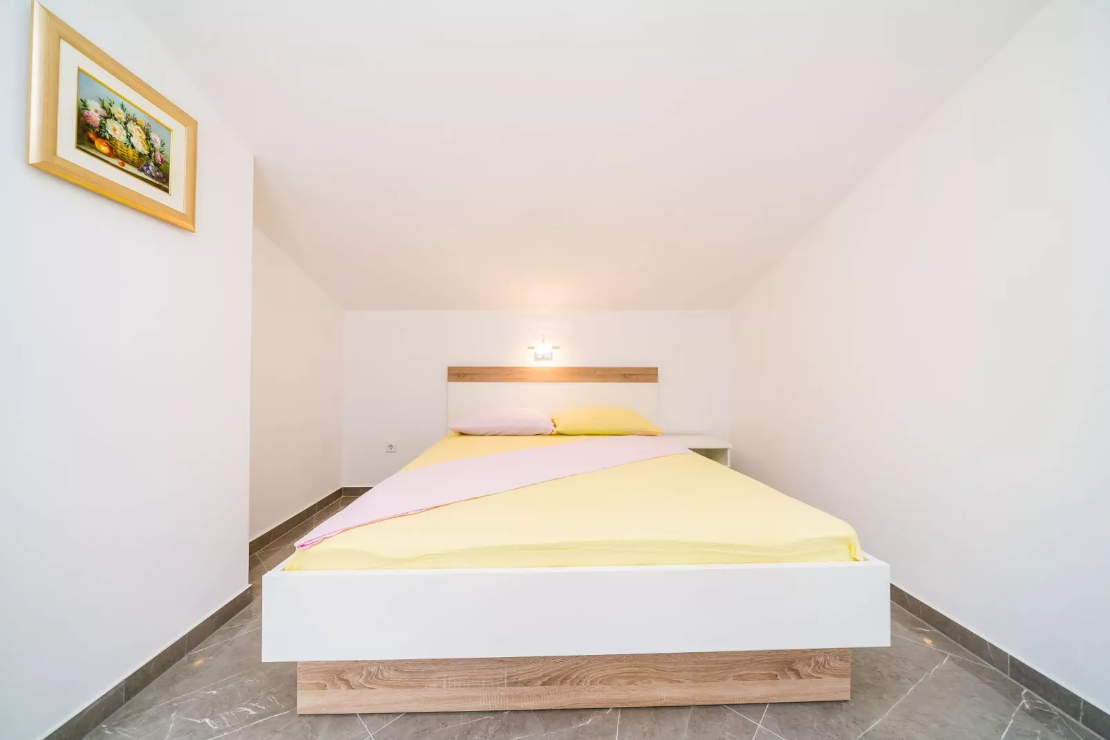 Apartments & Rooms Barišić - Double Room with Balcony and Garden View(Second Floor)-Soba 1-Slaapkamer