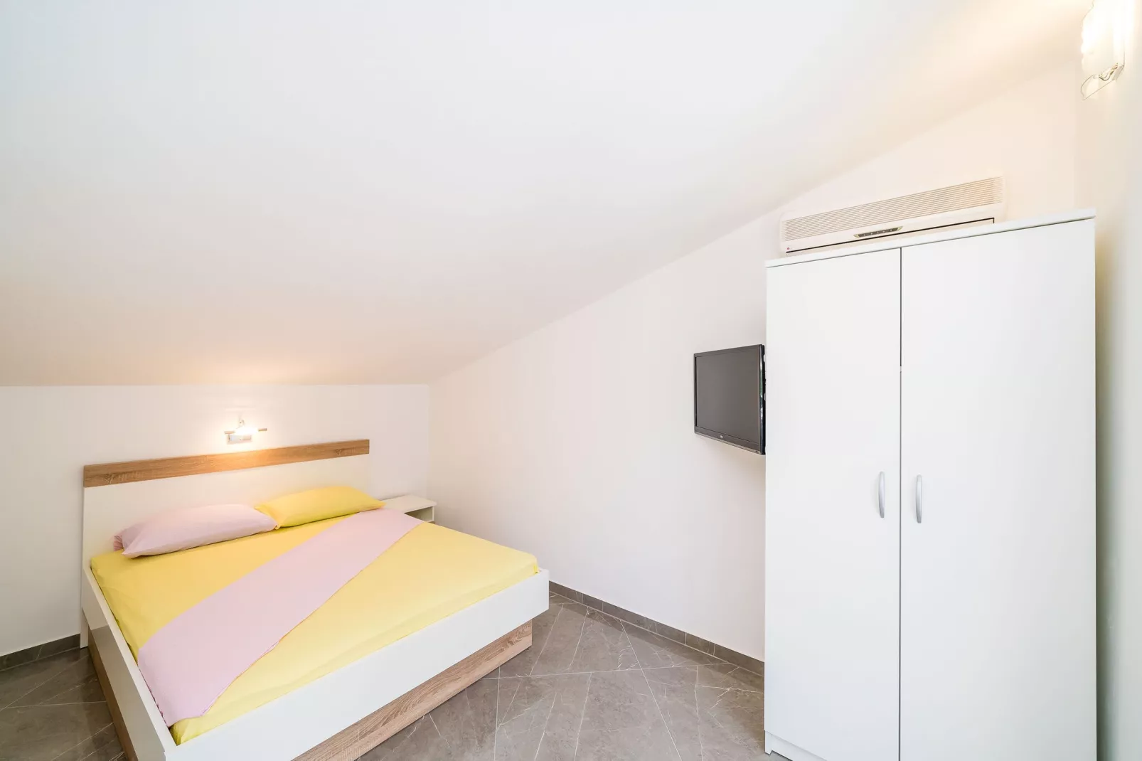 Apartments & Rooms Barišić - Double Room with Balcony and Garden View(Second Floor)-Soba 1-Slaapkamer
